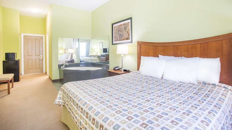 Days Inn & Suites Swainsboro Suite