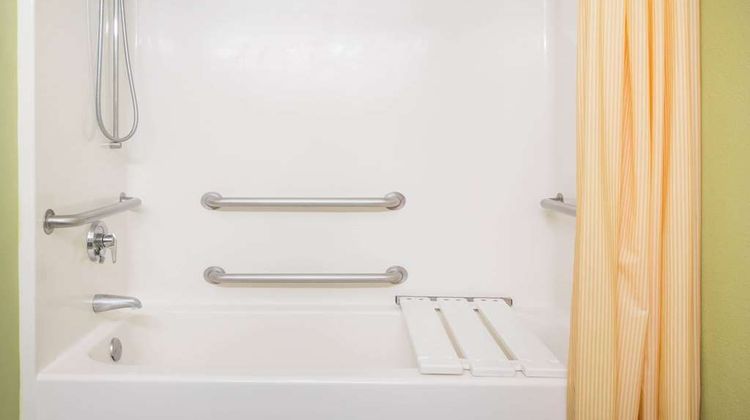 Days Inn & Suites Swainsboro Room