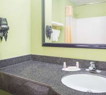 Days Inn & Suites Swainsboro Room