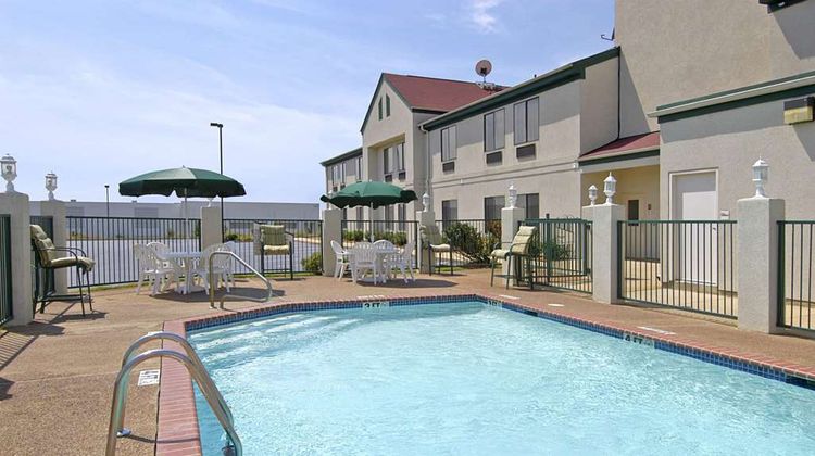 Super 8 Southaven Pool