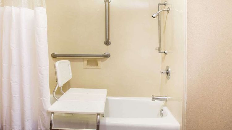 Baymont Inn & Suites Mobile/ I-65 Room