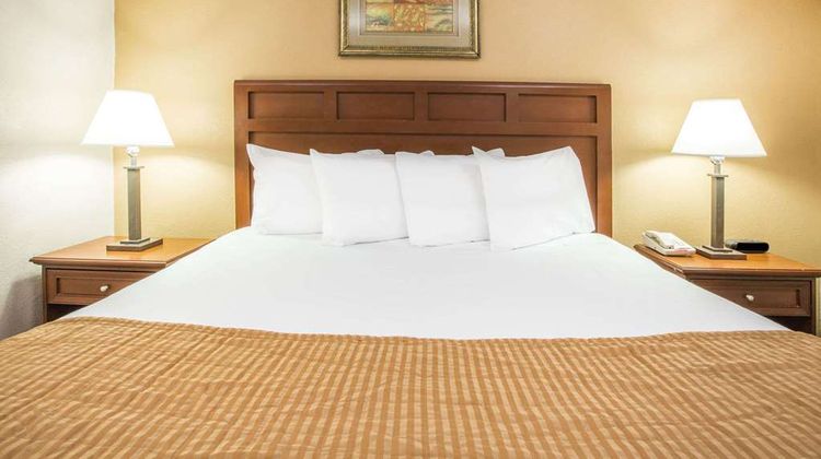 Baymont Inn & Suites Mobile/ I-65 Room