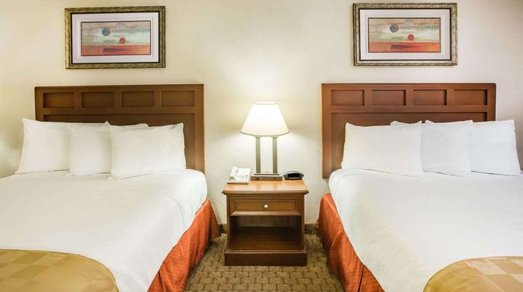 Baymont Inn & Suites Mobile/ I-65 Room