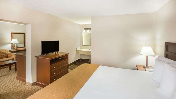 Baymont Inn & Suites Mobile/ I-65 Room