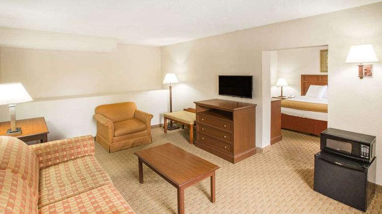 Baymont Inn & Suites Mobile/ I-65 Room