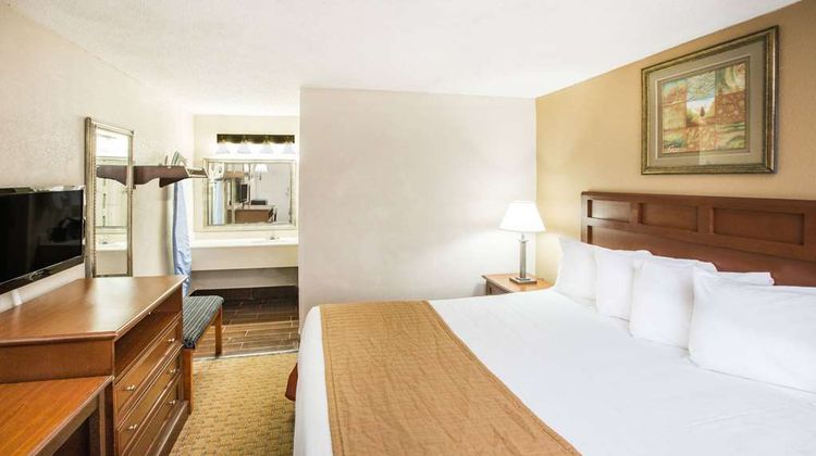 Baymont Inn & Suites Mobile/ I-65 Room