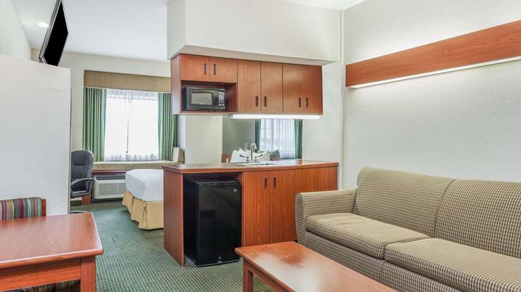 Days Inn near Kansas Speedway Suite