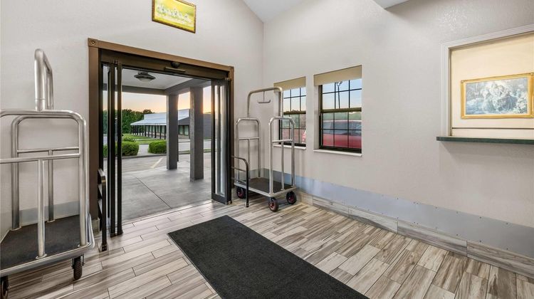Days Inn near Kansas Speedway Lobby