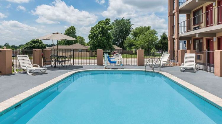 Days Inn & Suites Springfield on I-44 Pool