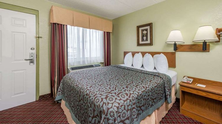Days Inn & Suites Springfield on I-44 Room