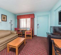 Days Inn & Suites Springfield on I-44 Room