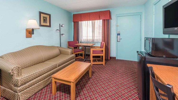 Days Inn & Suites Springfield on I-44 Room