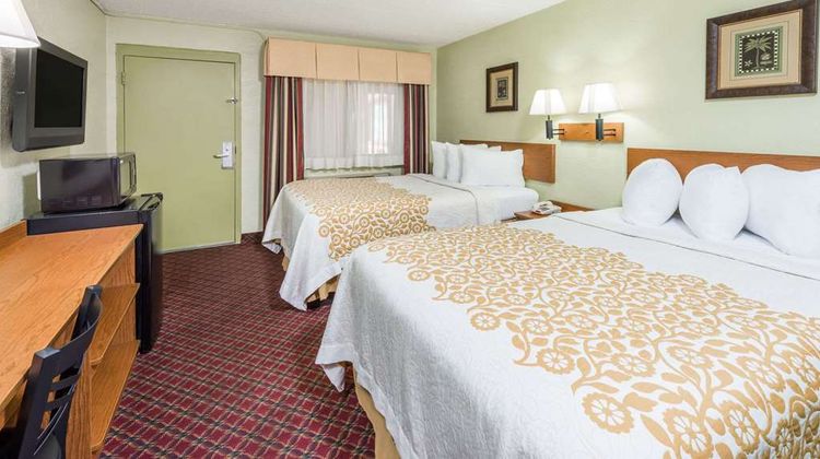 Days Inn & Suites Springfield on I-44 Room