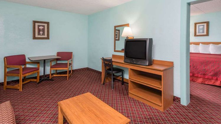 Days Inn & Suites Springfield on I-44 Suite