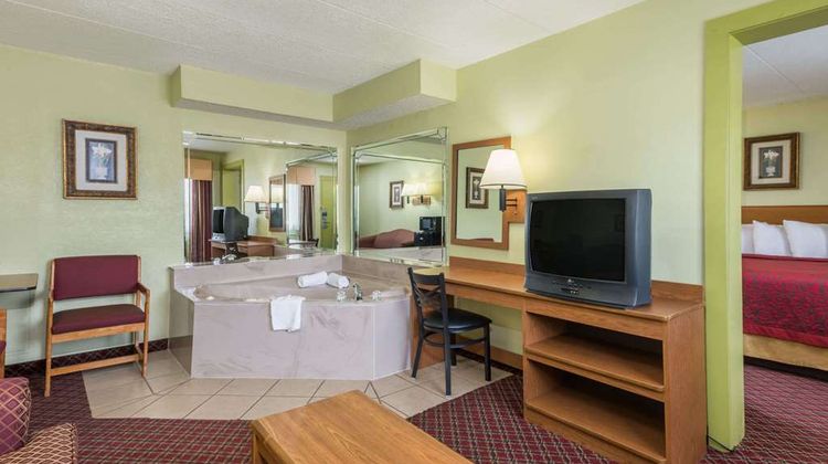 Days Inn & Suites Springfield on I-44 Suite