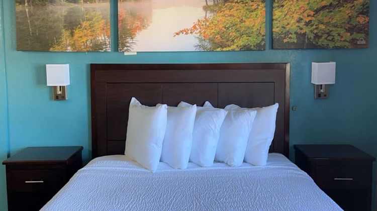 Days Inn & Suites Springfield on I-44 Room