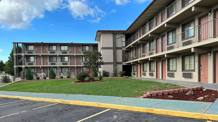 Days Inn & Suites Springfield on I-44 Pool