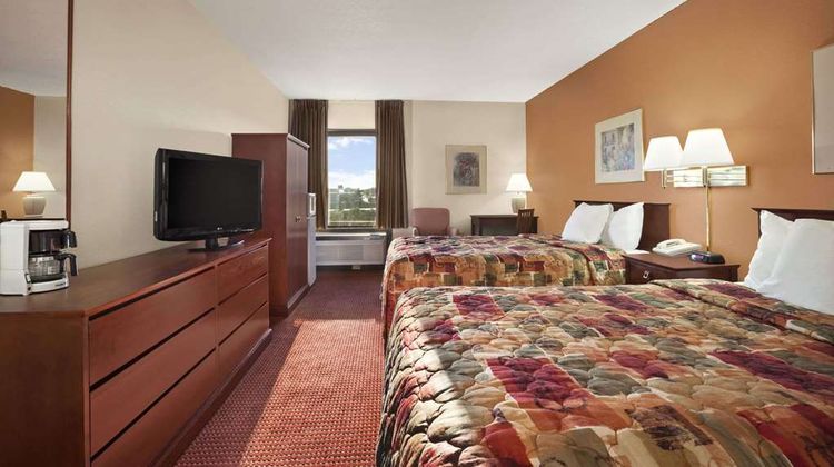 Days Inn & Suites Cedar Rapids Room