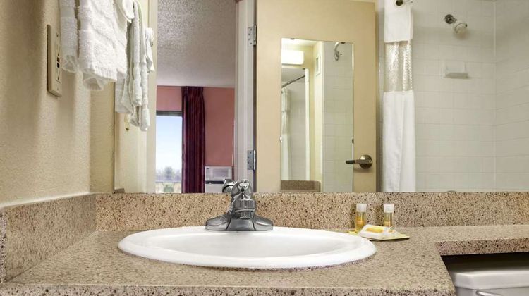 Days Inn & Suites Cedar Rapids Room