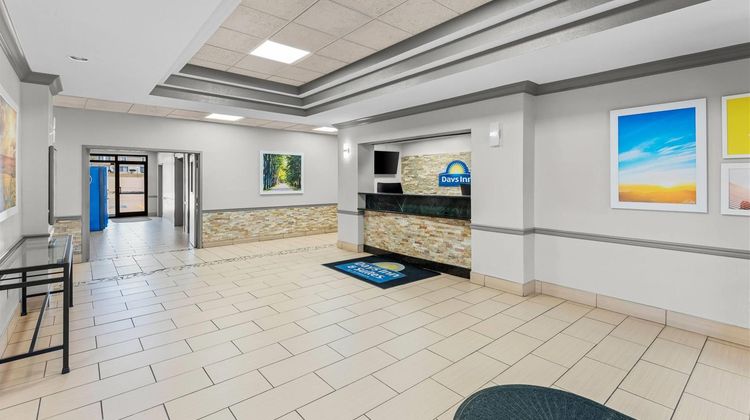 Days Inn & Suites Cedar Rapids Lobby