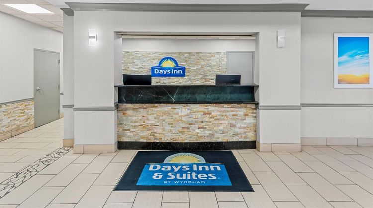 Days Inn & Suites Cedar Rapids Lobby