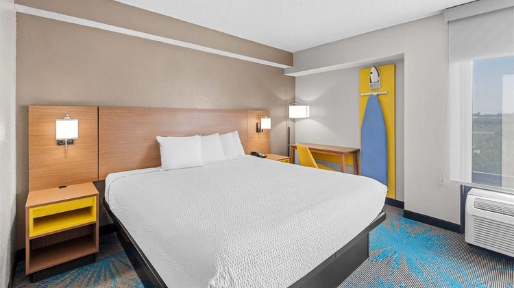 Days Inn & Suites Cedar Rapids Suite