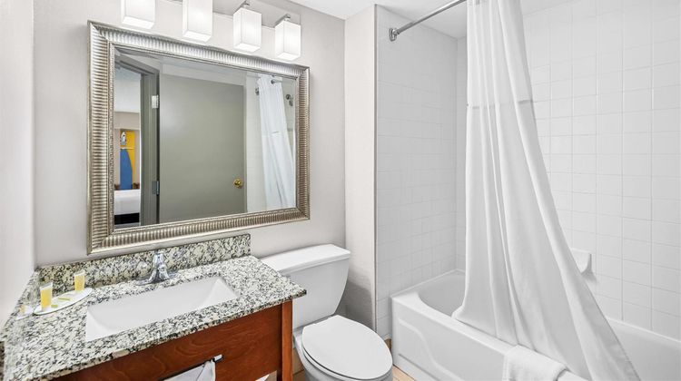Days Inn & Suites Cedar Rapids Suite