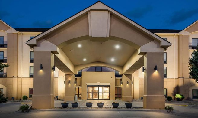 Days Inn & Suites Cedar Rapids Exterior