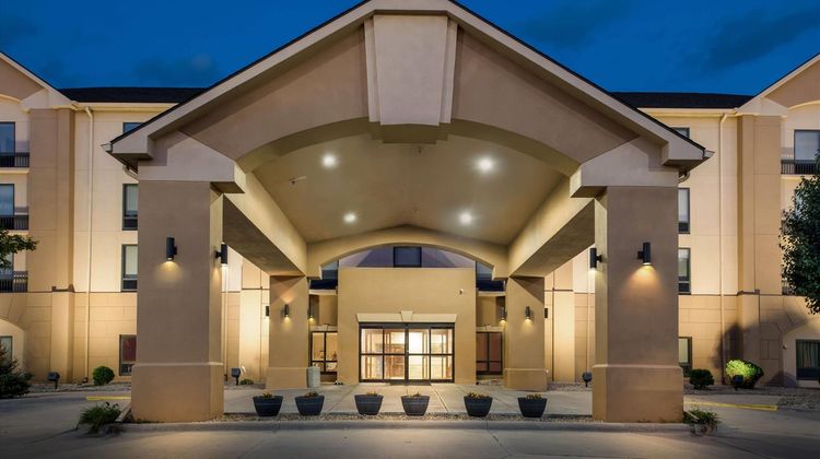 Days Inn & Suites Cedar Rapids Exterior