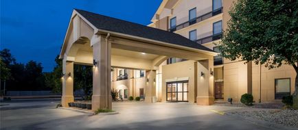 Days Inn & Suites Cedar Rapids Exterior