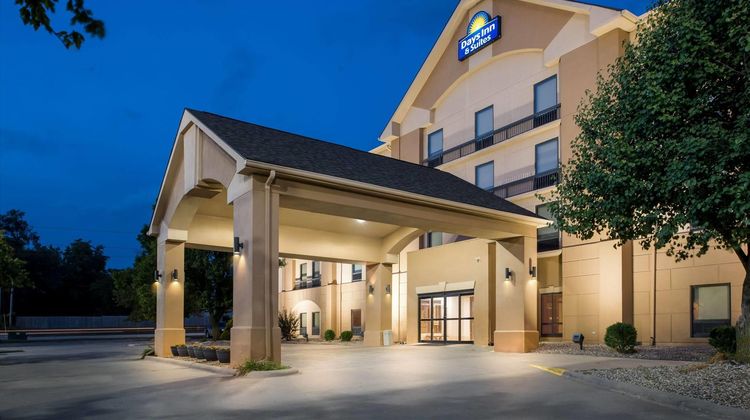 Days Inn & Suites Cedar Rapids Exterior