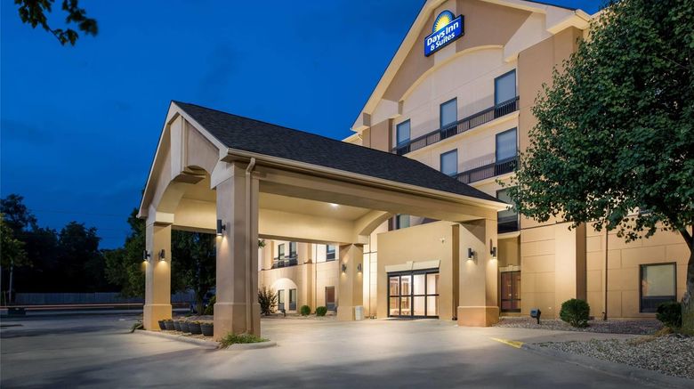 <b>Days Inn & Suites Cedar Rapids Exterior</b>. Images powered by <a href="https://iceportal.shijigroup.com/" title="IcePortal" target="_blank">IcePortal</a>.