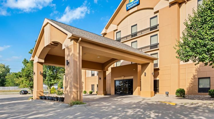 Days Inn & Suites Cedar Rapids Exterior