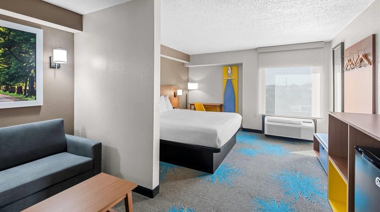 Days Inn & Suites Cedar Rapids Suite