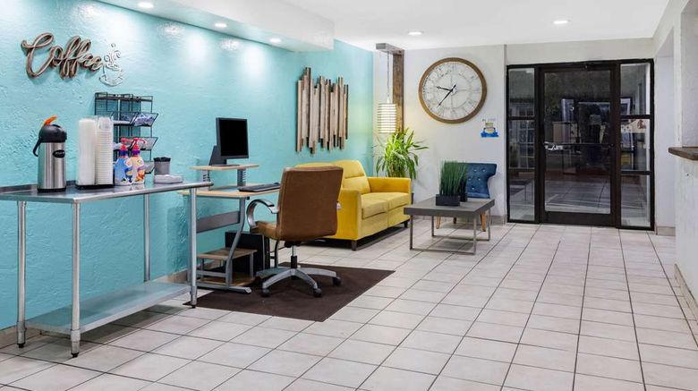 <b>Days Inn Raleigh Glenwood-Crabtree Lobby</b>. Images powered by <a href="https://iceportal.shijigroup.com/" title="IcePortal" target="_blank">IcePortal</a>.