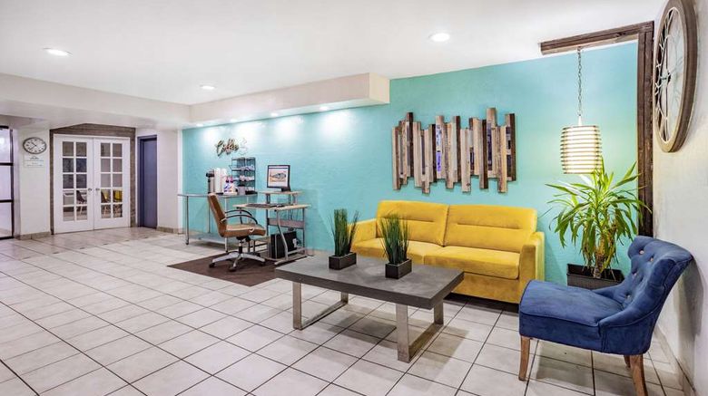 <b>Days Inn Raleigh Glenwood-Crabtree Lobby</b>. Images powered by <a href="https://iceportal.shijigroup.com/" title="IcePortal" target="_blank">IcePortal</a>.