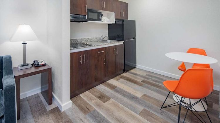 Howard Johnson Inn & Suites San Diego Suite