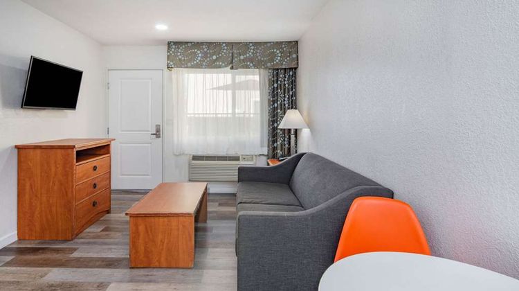 Howard Johnson Inn & Suites San Diego Suite