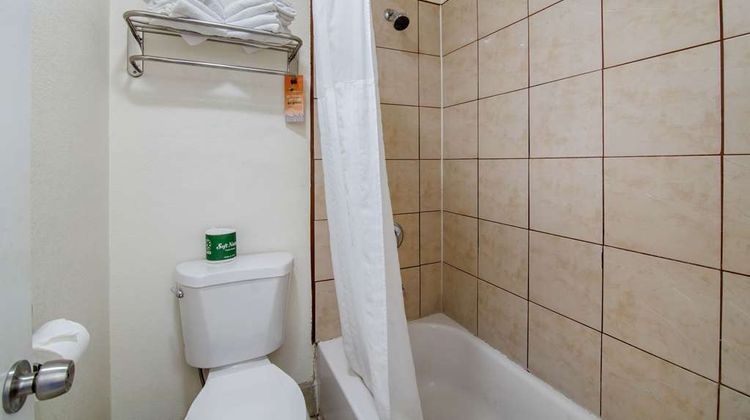 Howard Johnson Inn & Suites San Diego Room