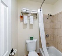 Howard Johnson Inn & Suites San Diego Room