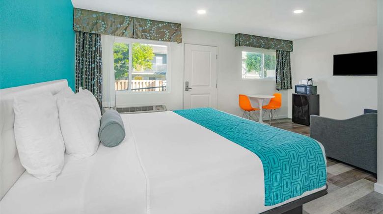 <b>Howard Johnson Inn & Suites San Diego Suite</b>. Images powered by <a href="https://iceportal.shijigroup.com/" title="IcePortal" target="_blank">IcePortal</a>.