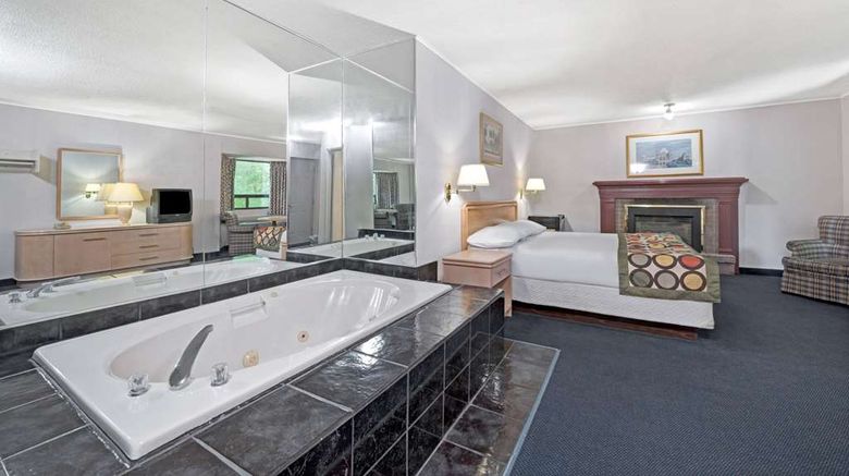 <b>Super 8 Niagara Falls North Room</b>. Images powered by <a href="https://iceportal.shijigroup.com/" title="IcePortal" target="_blank">IcePortal</a>.
