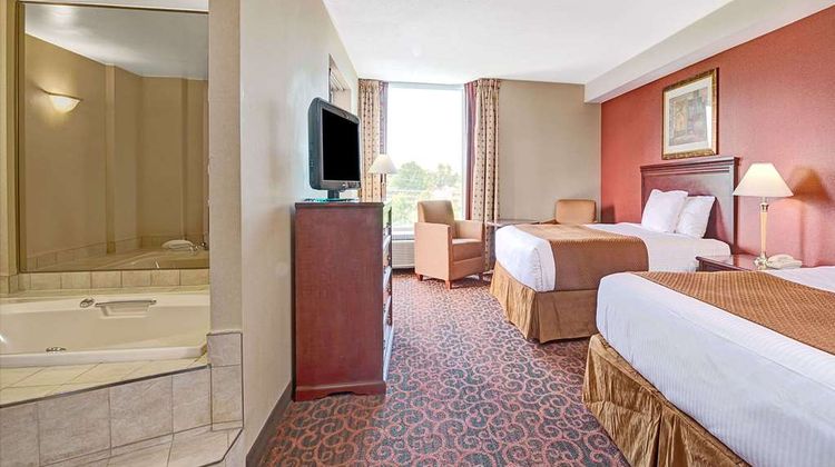 Ramada Niagara Falls/Fallsview Suite