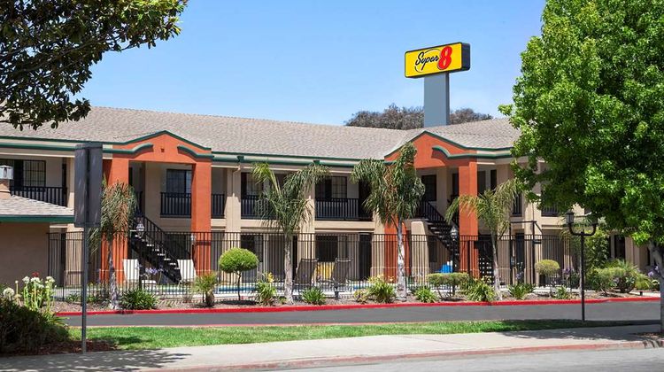 Super 8 Salinas Exterior