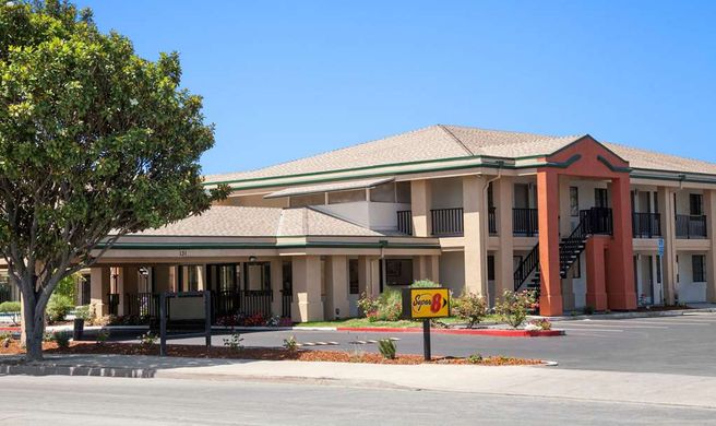 Super 8 Salinas Exterior