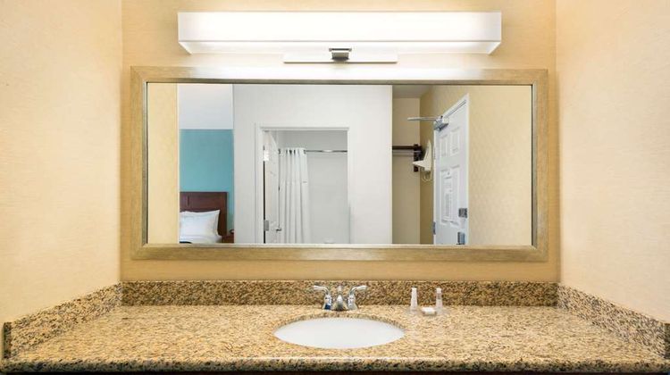 Baymont Inn & Suites Denver Intl Airport Room
