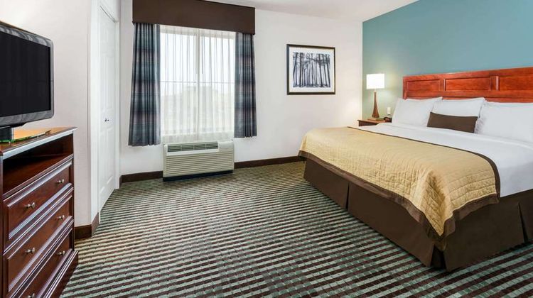 Baymont Inn & Suites Denver Intl Airport Room