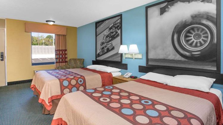 Super 8 Dunn Room