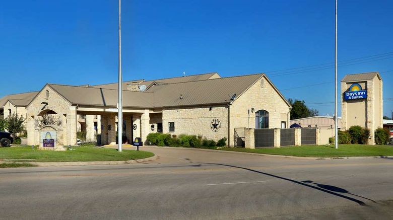 <b>Days Inn & Suites Llano Exterior</b>. Images powered by <a href="https://iceportal.shijigroup.com/" title="IcePortal" target="_blank">IcePortal</a>.