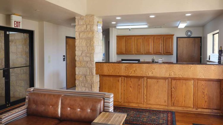 Days Inn & Suites Llano Lobby